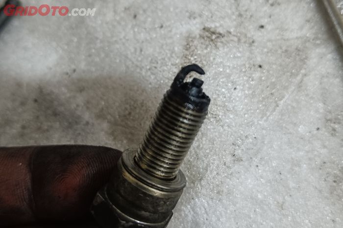 busi mobil yang mengalami keausan 