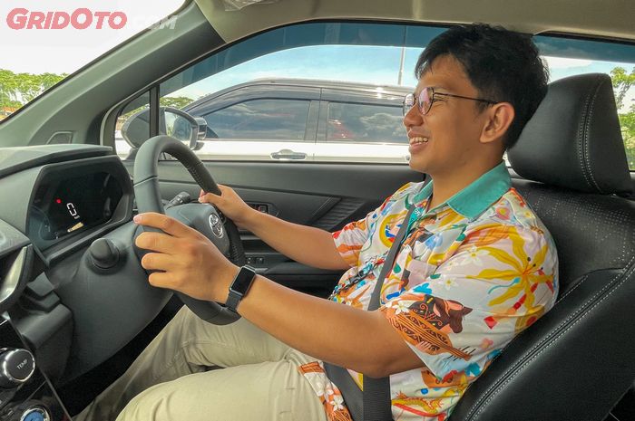 Posisi mengemudi Toyota Veloz Hybrid tidak terganggu oleh baterai.