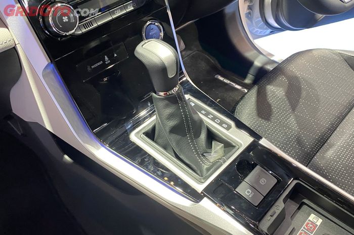 Tuas transmisi E-CVT Toyota Veloz Hybrid dengan mode B