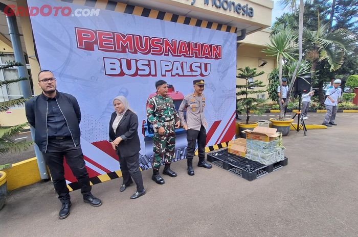 Pemushnaah busi palsu oleh NGK