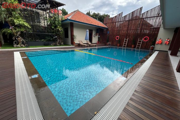 Bengkel Jantra Kaki-kaki Karang Tengah punya fasilitas kolam renang dan aviary yang bisa dinikmati gratis oleh konsumen