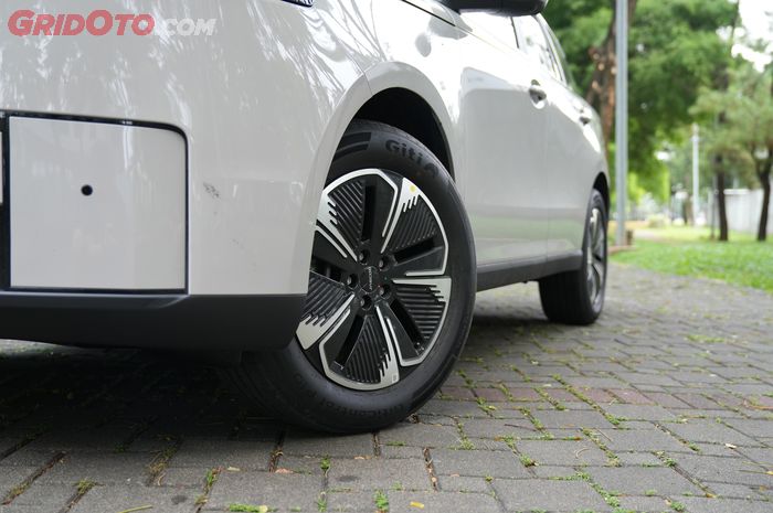 Desain palang pelek 18 inci JAECOO J5 EV dibuat aerodinamis