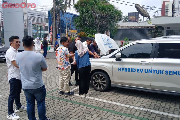 Kepala Cabang Auto2000 antusias melihat unit Veloz Hybrid