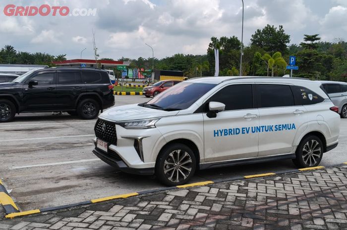 Veloz Hybrid parkir sejenak di KM 234A 