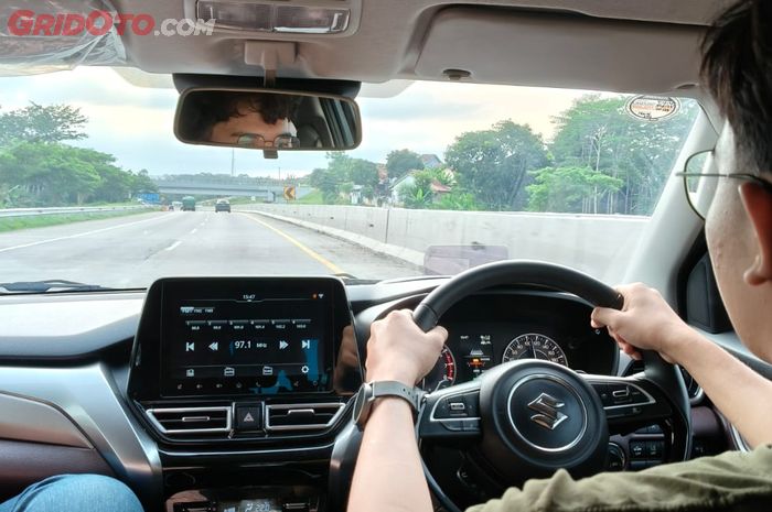 Ilustrasi mengemudi di jalan tol