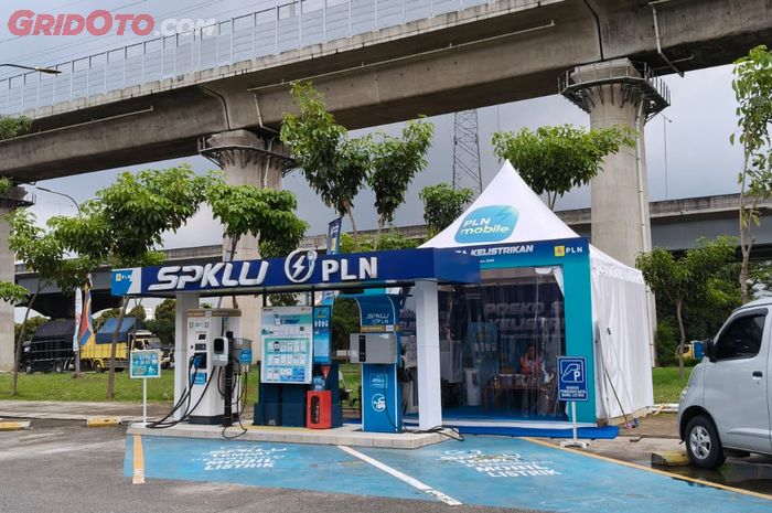 Stasiun Pengisian Kendaraan Listrik Umum atau SPKLU di SPBU