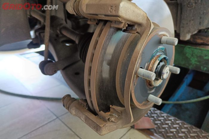 Ilustrasi perawatan rem mobil