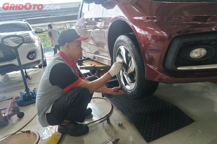 Pengecekan roda mobil