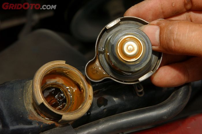 Menambahkan air radiator atau coolant jangan langsung di lubang pengisian radiator