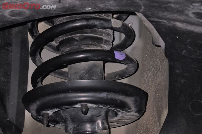 Ilustrasi pengecekan suspensi mobil bekas