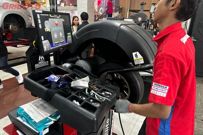 Ilustrasi proses balancing ban mobil di bengkel