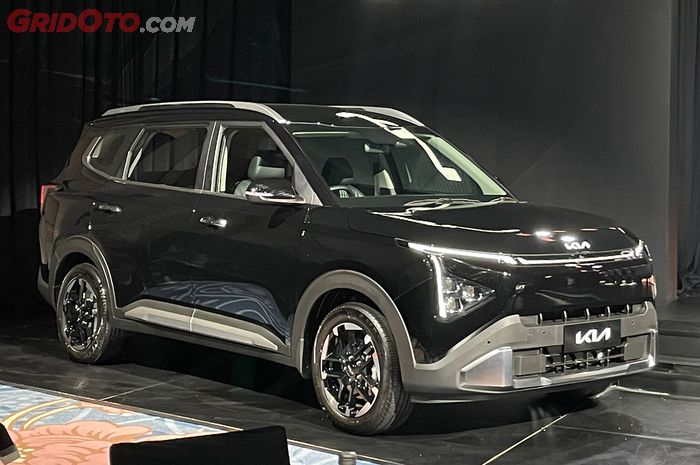 Dengan warna hitam, Kia Carens terbaru semakin mentereng.