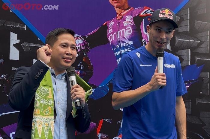 Wahyu Rusmayadi, Manager Motorsport Yamaha Indonesia (kiri) dan Toprak Razgatlioglu saat acara di Jakarta