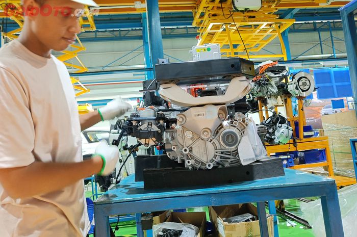 Perakitan motor unit Aletra L8 Ev di PT Handal Indonesia Motor