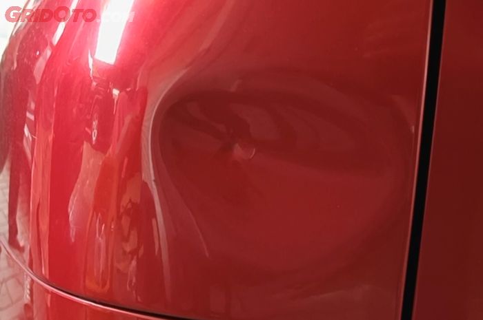 Bodi mobil penyok seukuran bola golf