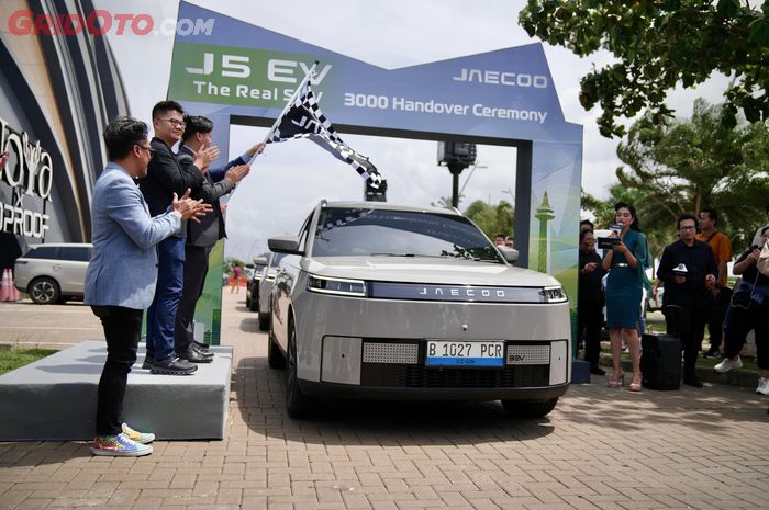 Flag-off simbolis penyerahan unit JAECOO J5 EV kepada perwakilan konsumen