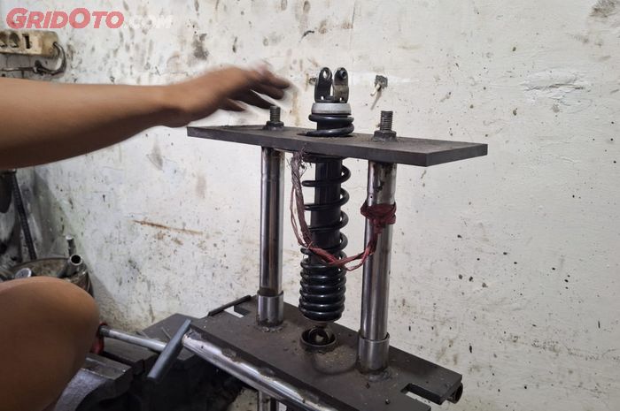 Segini biaya servis belakang motor 