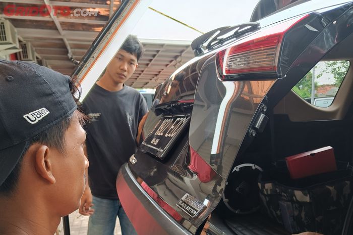Perbaikan bodi mobil yang penyok pakai sistem PDR dengan bantuan lampu tambahan