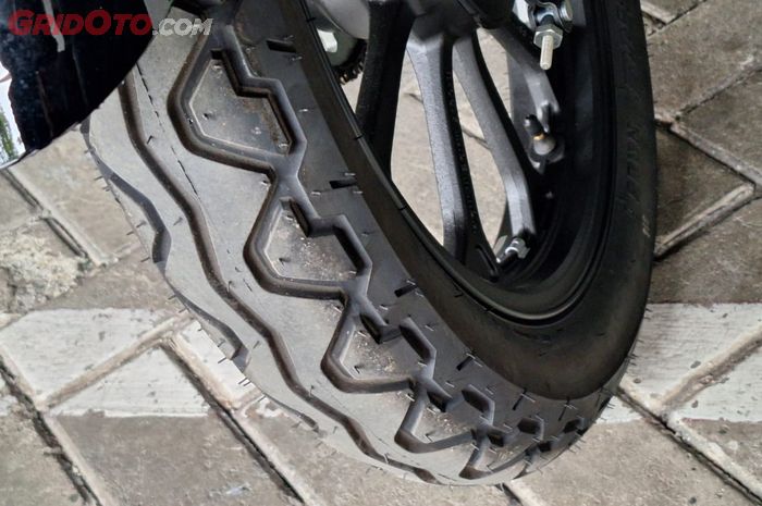 Ban motor dengan garis tengah 