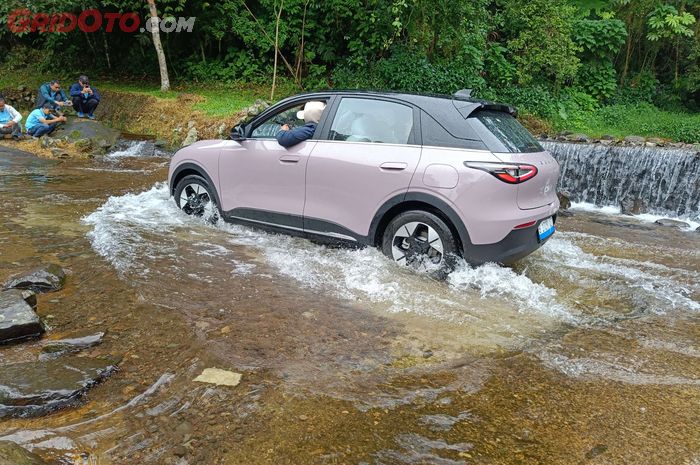Geely EX2 melewati jalan yang terdapat air di Cibodas, Puncak