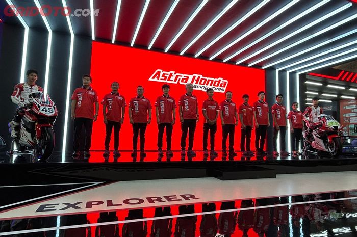 Jajaran pembalap tim AHRT bersama direksi PT Astra Honda Motor (AHM)