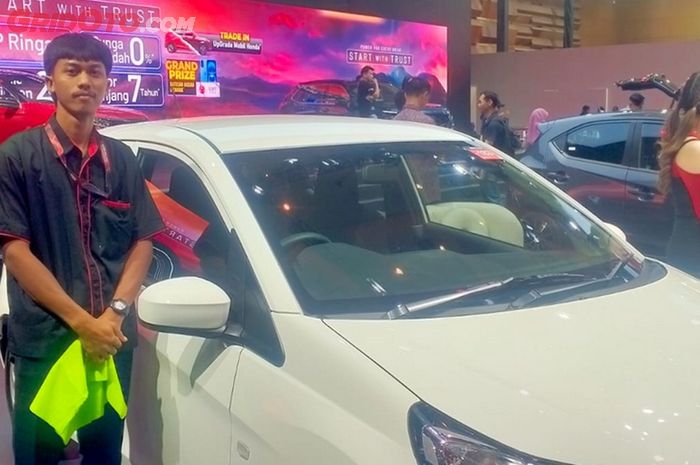 Rizky petugas lap mobil di IIMS 2026 booth Honda