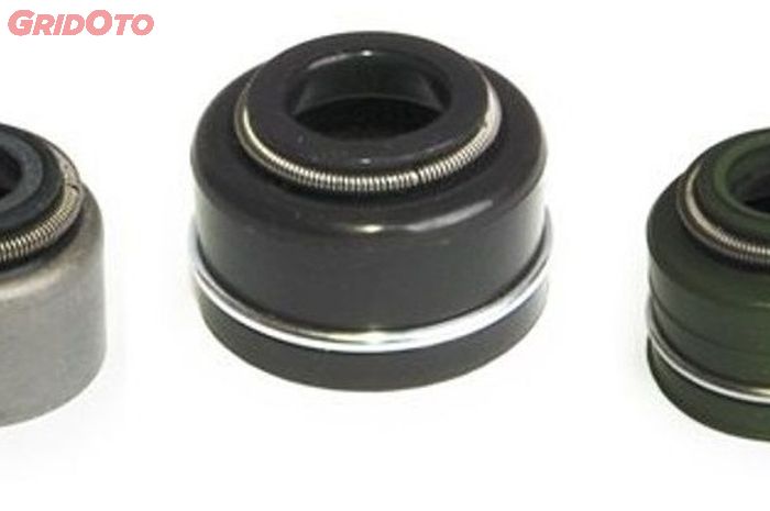 Ilustrasi sil klep di mesin motor bekas