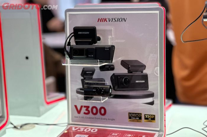 Dashcam HIKVision V300 punya 3 kamera dan sudah lengkap dengan GPS Tracker untuk memantau posisi mobil
