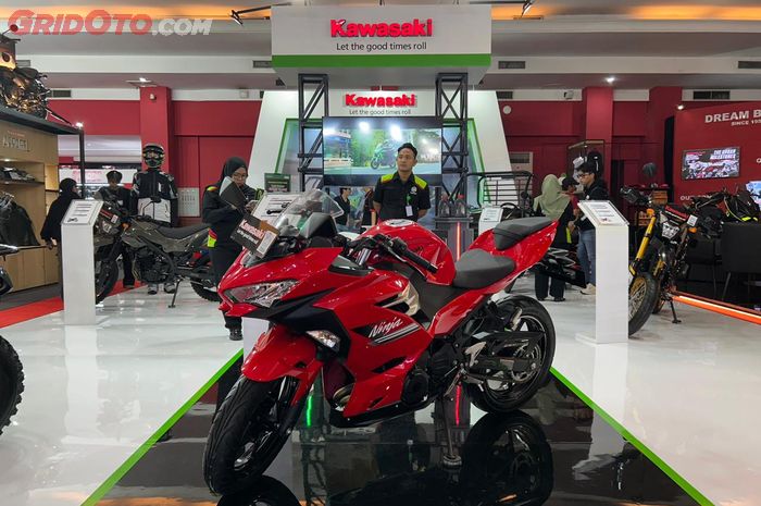 Kawasaki Ninja 250R series dapat potongan harga sampai Rp 20 juta di IIMS 2026