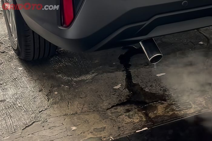 Knalpot Mobil Keluar Air saat Mesin Dipanaskan, Apakah Normal?