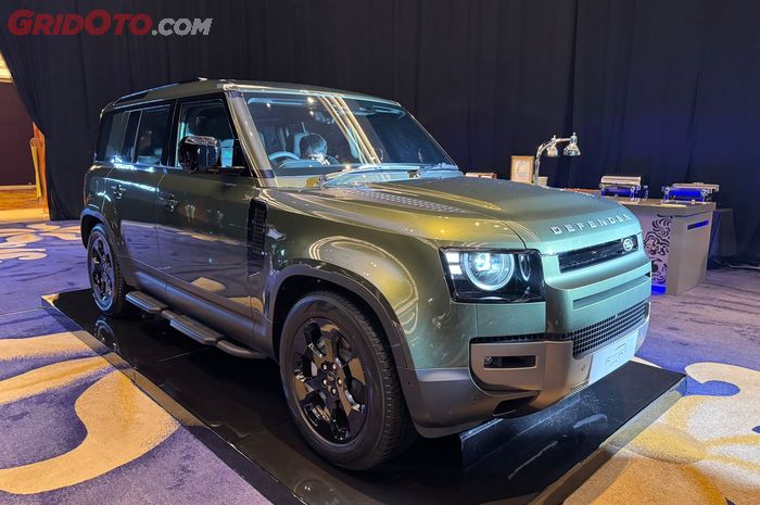 Land Rover Defender model year 2026