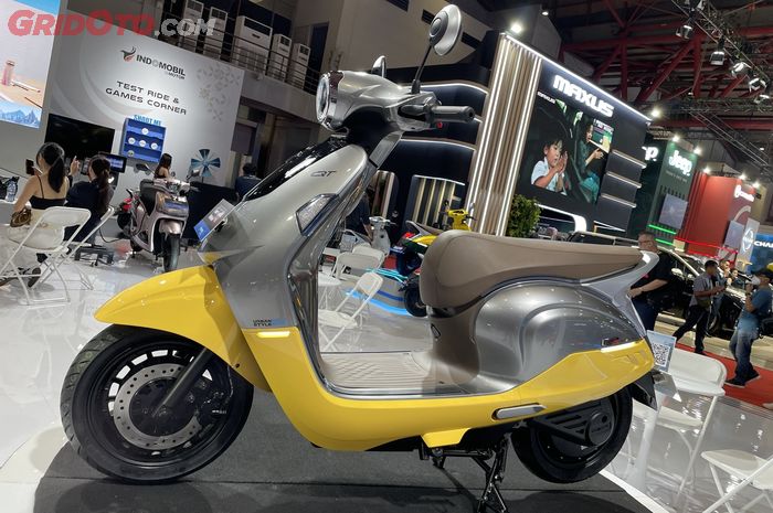 Indomobil Emotor QT Pro punya ciri khas warna bodinya dual tone dan ada beberapa fitur tambahan yang tidak ada di varian standar.