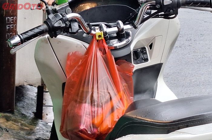 Kebiasaan menggantung barang di setang motor 