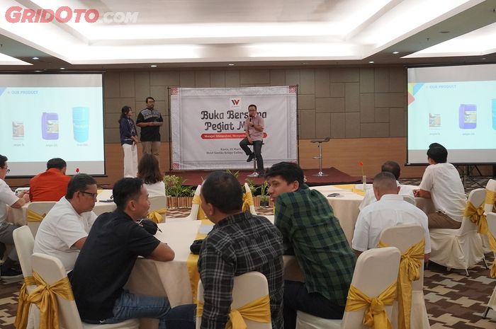 Luthfi Hernowo, Marketing Support Head PT Isla Bioinnovation Utama memberi pemaparan produk Verdeen di acara buka bersama Wahana Makmur Sejati di Jakarta, Kamis (5/3/2026)