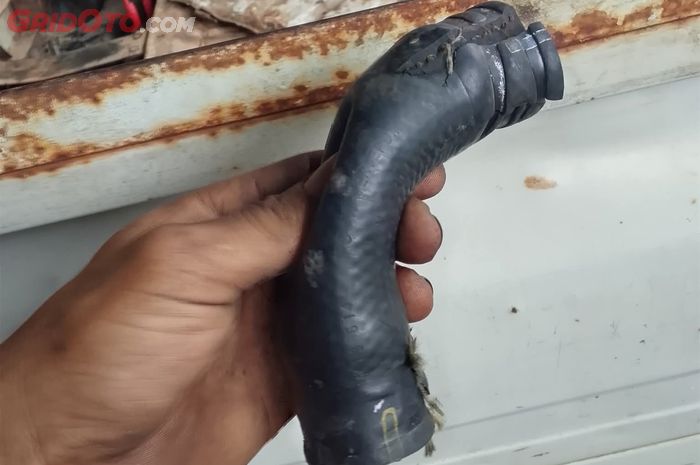 Selang Radiator Mobil Getas Bisa Picu Kebocoran Cairan Radiator?