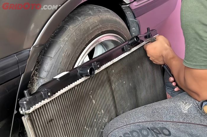 Radiator Mobil Kotor Bikin Mesin Mudah Panas, Ini Penyebabnya