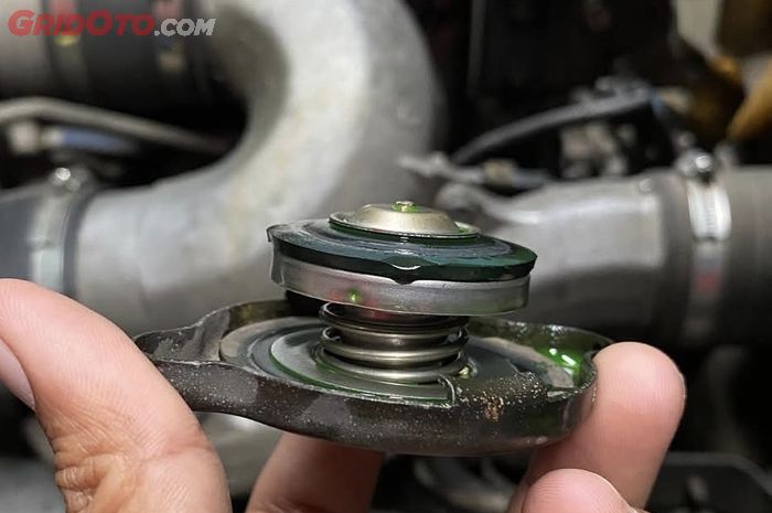 Tutup Radiator Mobil Rusak Bisa Ganggu Tekanan Sistem Pendingin