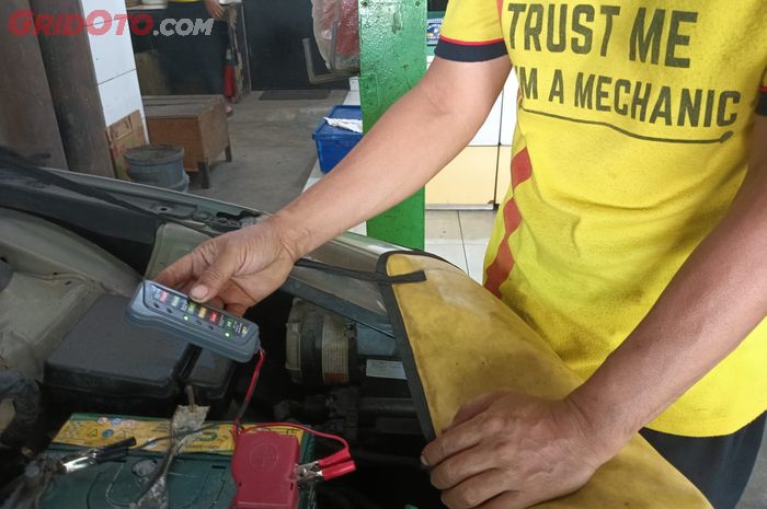 Ilustrasi cek kondisi aki mobil