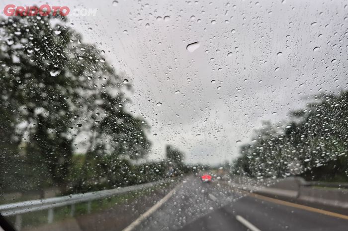 Ternyata Noda Air Pada Kaca Mobil Lama-lama Bisa Jadi Jamur!