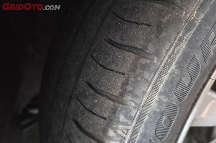 Cara Mengetahui Arah Rotasi Ban Mobil Agar Tidak Salah Pasang