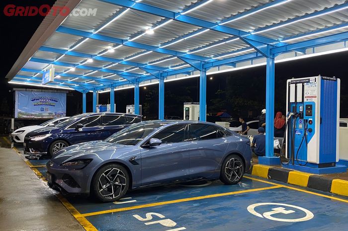 Pemandangan mobil mengecas di SPKLU KM 343 A Tol Trans Jawa.