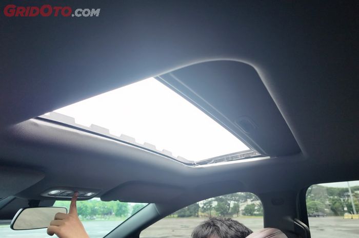 Ilustrasi sunroof di mobil bekas