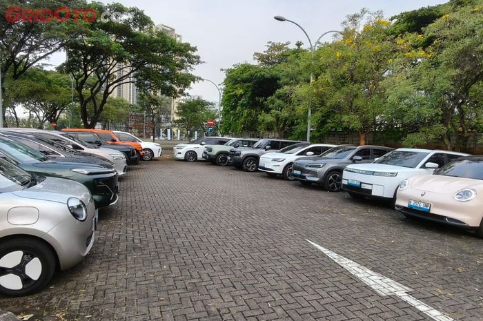Jejeran mobil dalam Parade Chindo. Editorial GridOto yang mengulas fenomena mobil Cina di Indonesia 