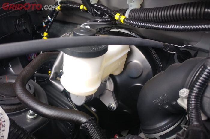 Tabung reservoir minyak rem awas habis