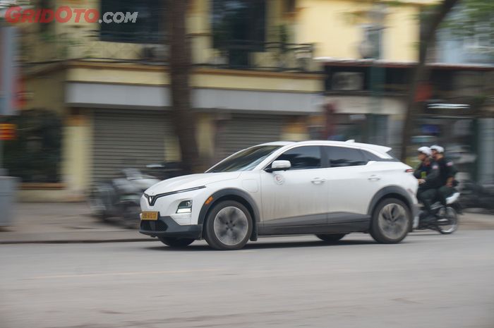 VinFast VF 6 berkeliaran di Hanoi, jadi salah satu mobil listrik paling populer.