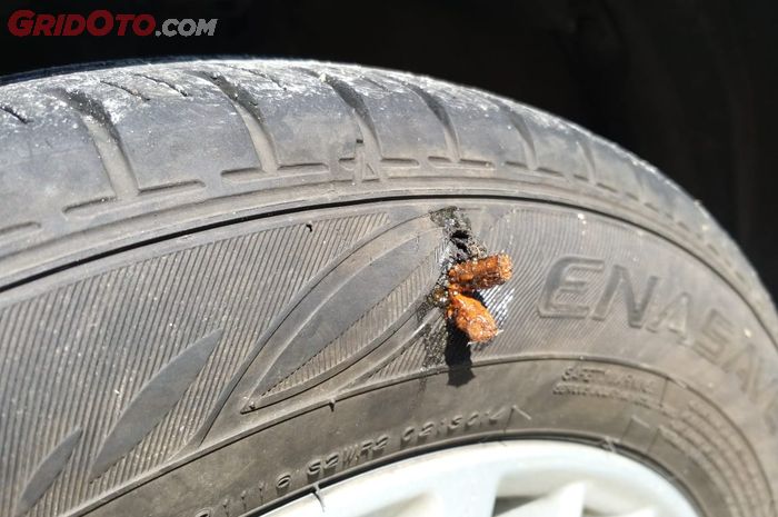 Ban mobil bocor di bagian dinding atau side wall