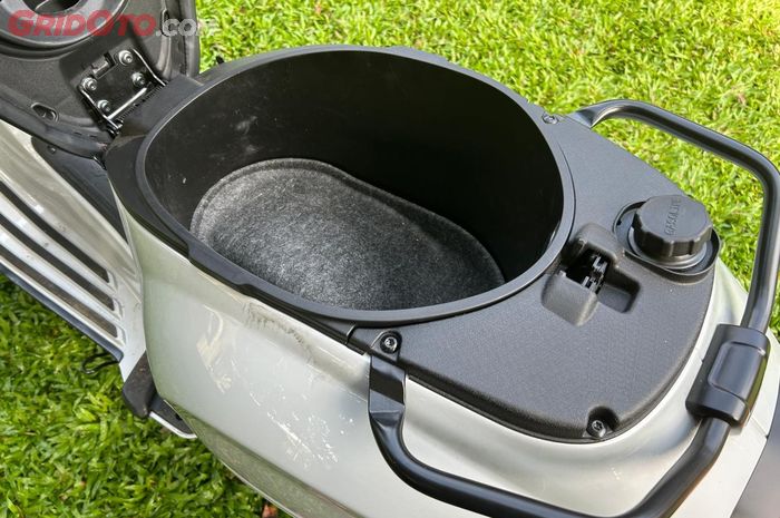 Bak bagasi Vespa matic modern didesain agar mudah dilepas dan pasang
