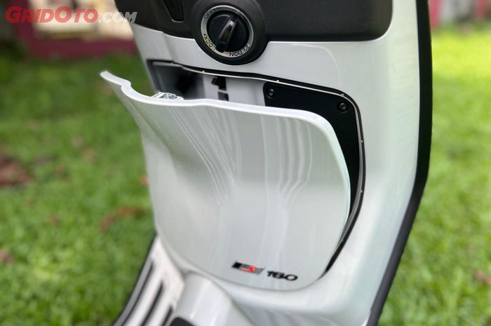 Glove box di motor Vespa matic tidak bisa dibuka manual dengan cara ditekan atau ditarik menggunakan tangan