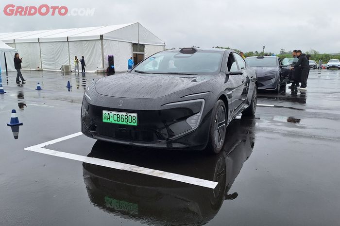 Fitur Pendulum Parking memudahkan perempuan saat parkir 