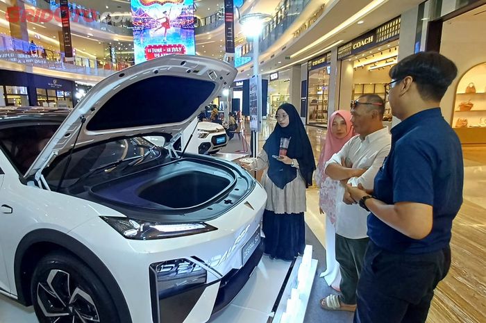 Pengunjung Indomobil Expo Jogja 